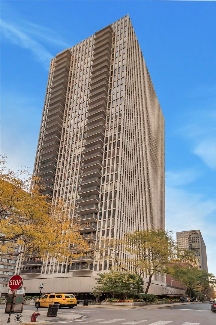 200 Delaware Place — Chicago, IL 60611