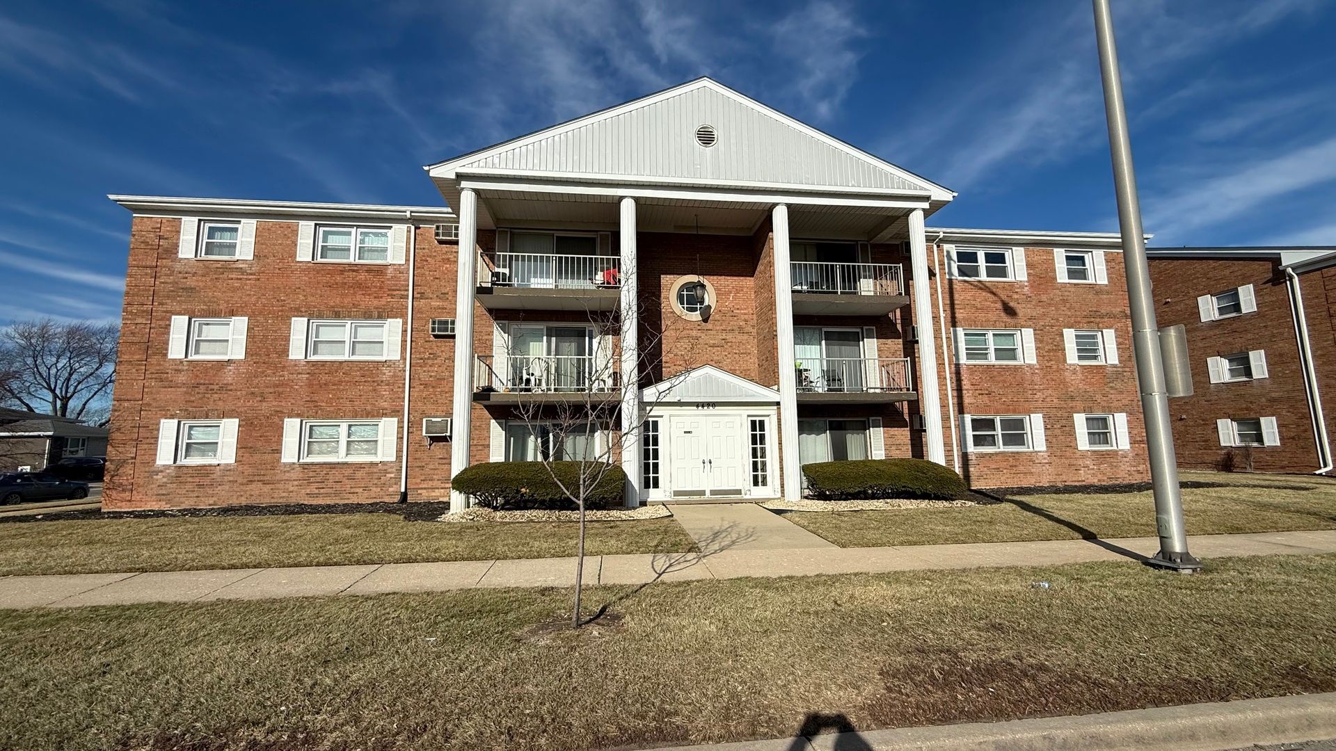 4420 W 111th Street #104 — Oak Lawn, IL 60453
