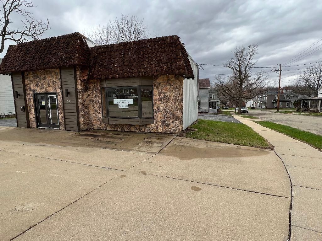 221 W Galena Avenue — Freeport, IL 61032
