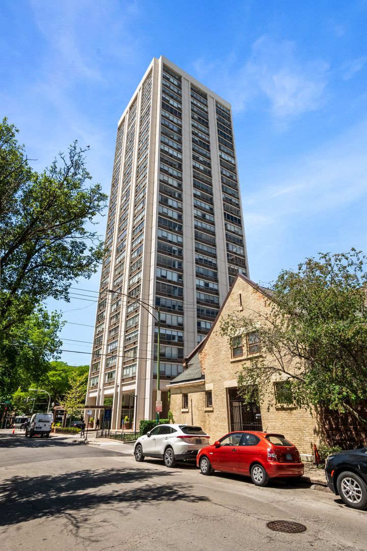 70 W BURTON Place #704F — Chicago, IL 60610