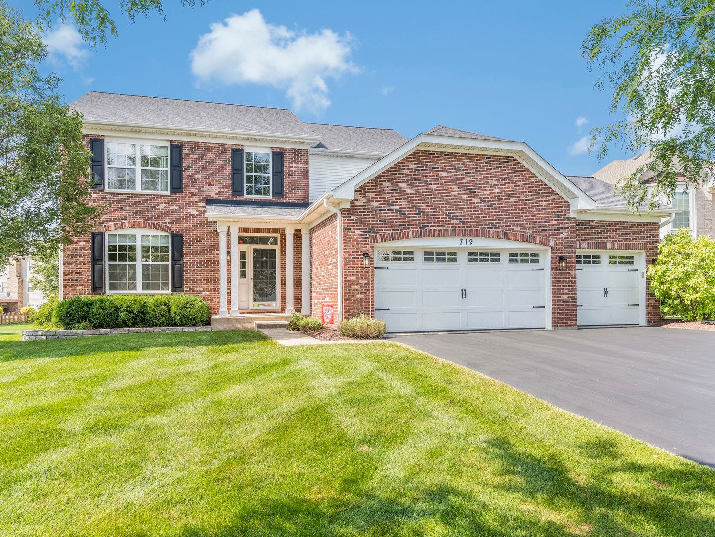 719 Eagle Brook Lane — Naperville, IL 60565