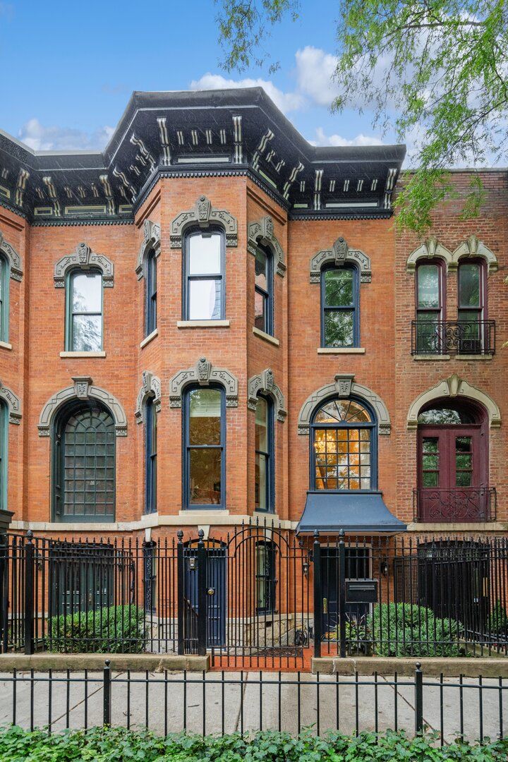 24 W Chestnut Street — Chicago, IL 60610