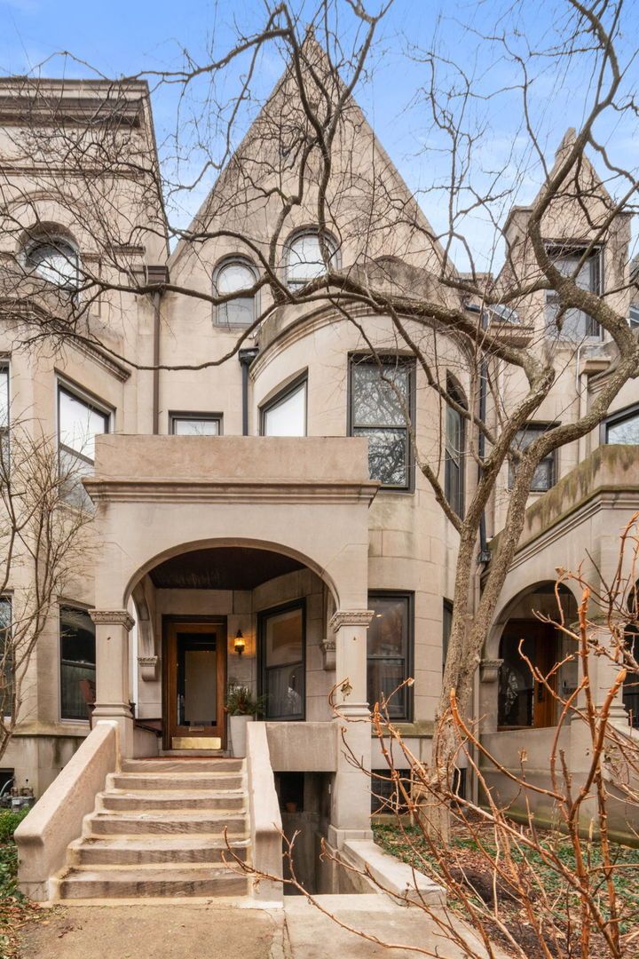 5801 S Blackstone Avenue — Chicago, IL 60637