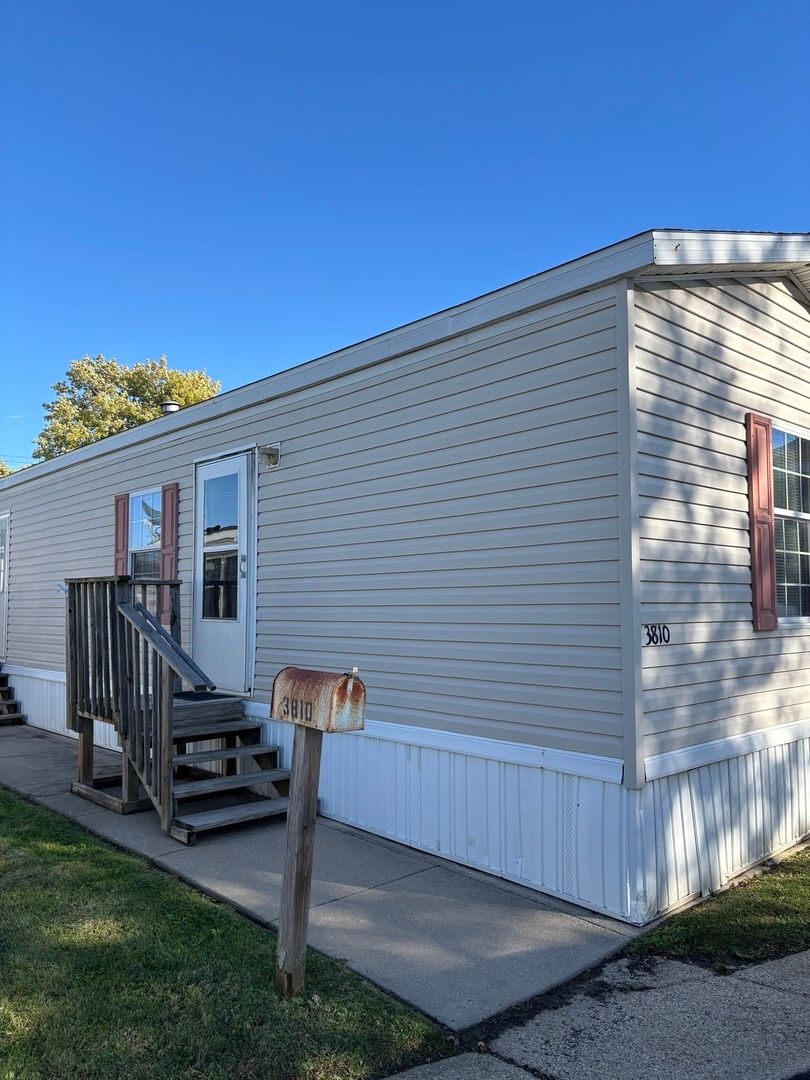 3810 1st Street — Park City, IL 60085
