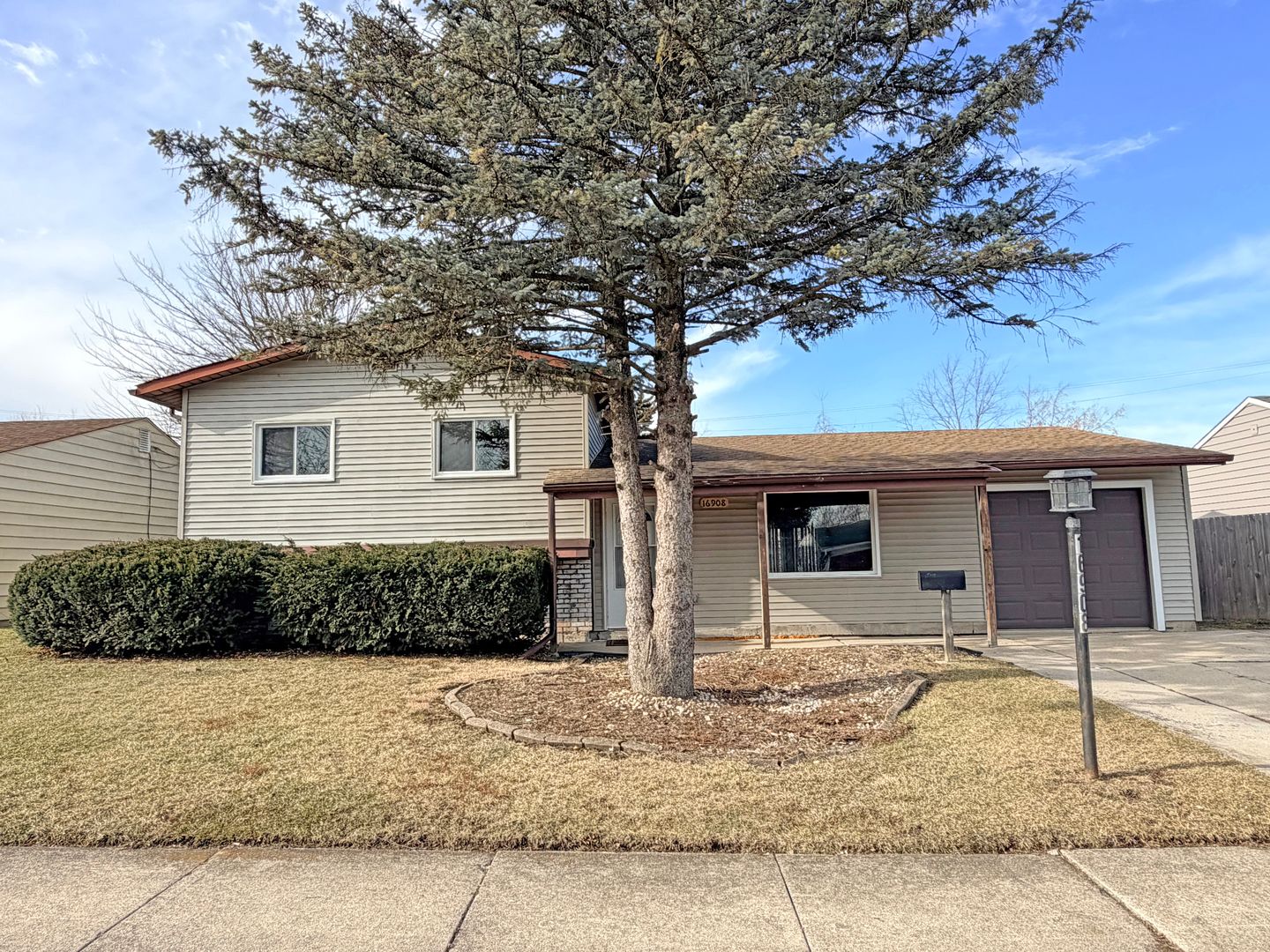 16908 Laramie Avenue — Oak Forest, IL 60452