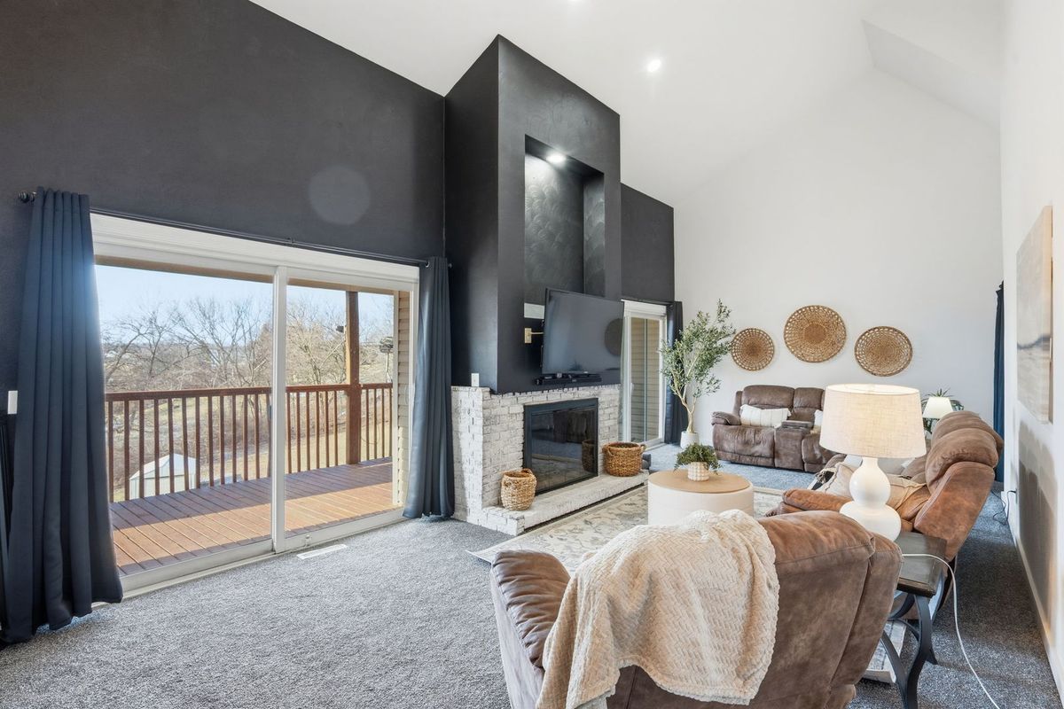 302 Fyre Lake Drive, Sherrard, IL 61281