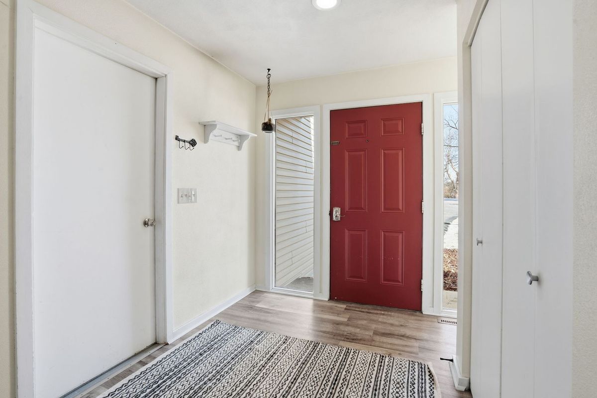 302 Fyre Lake Drive, Sherrard, IL 61281