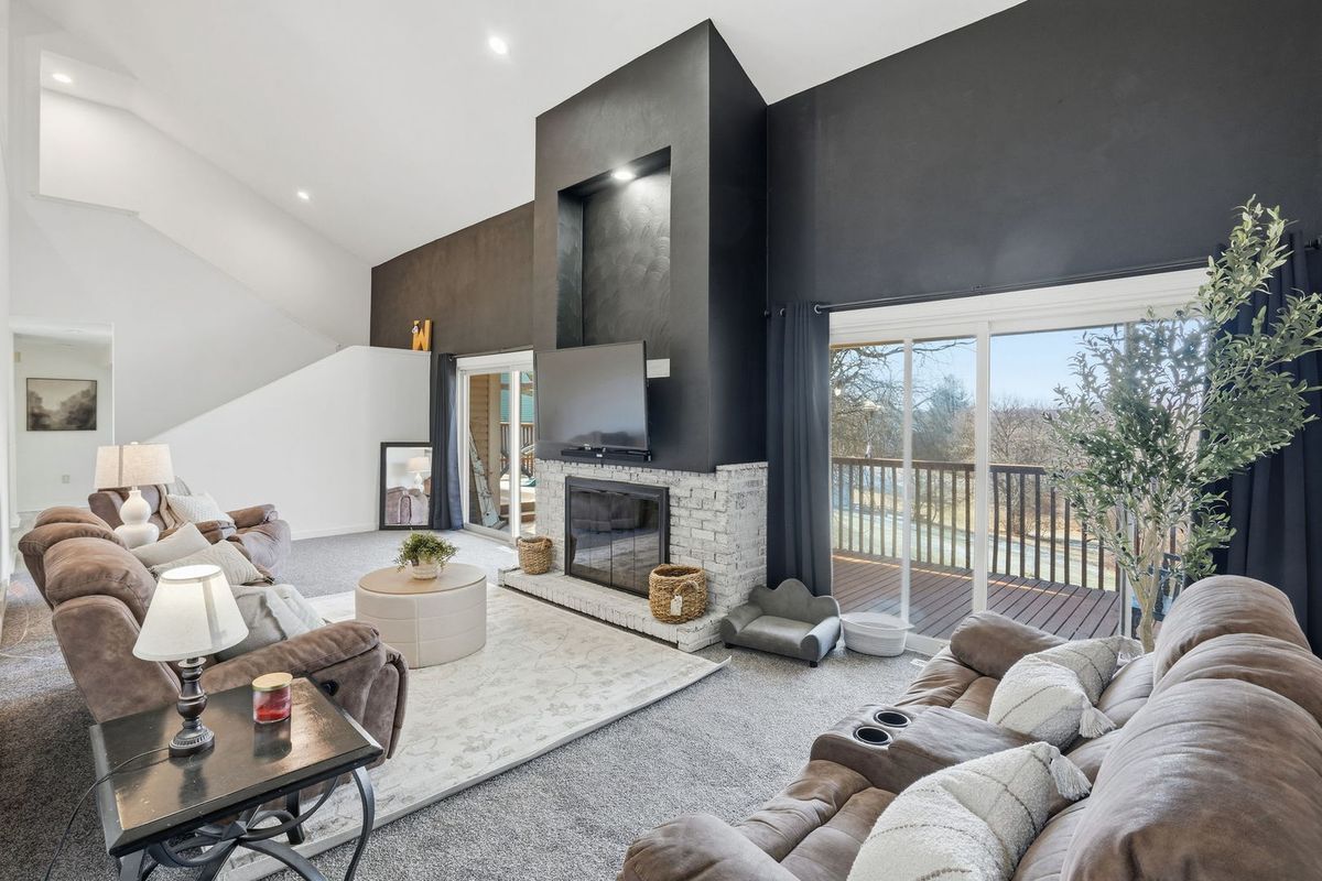 302 Fyre Lake Drive, Sherrard, IL 61281