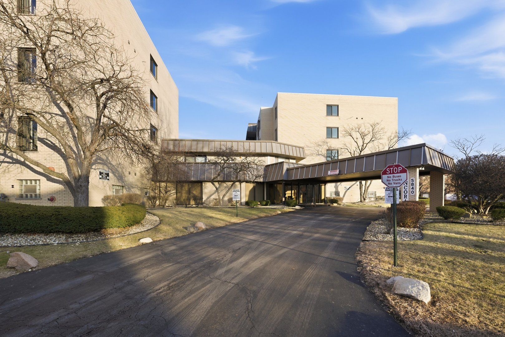 5840 W 104th Street #115 — Oak Lawn, IL 60453