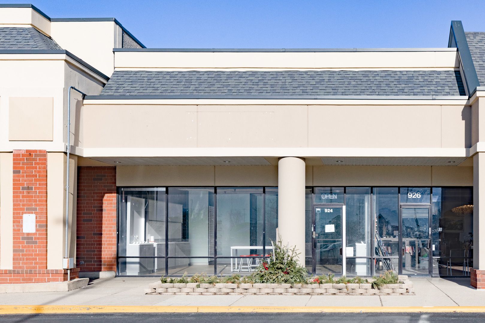 924 N Green Bay Road — Waukegan, IL 60085