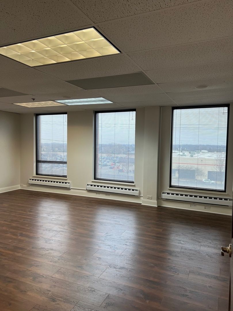 17W300 22 Nd St Street #200, Oakbrook Terrace, IL 60181