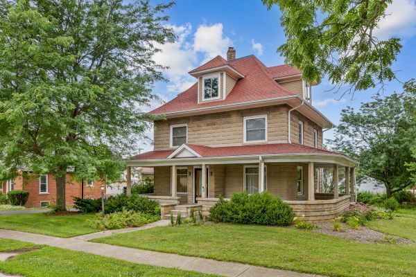190 Grove Avenue — Hampshire, IL 60140