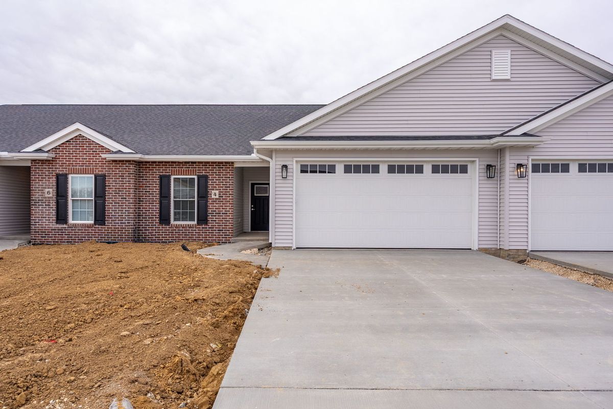 4 FRANK Court, Le Claire, IA 52753