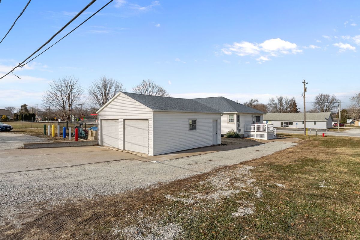 206 6th Avenue E, Andalusia, IL 61232