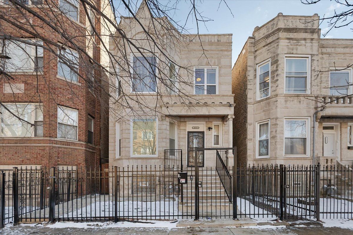 4211 W Gladys Avenue — Chicago, IL 60624