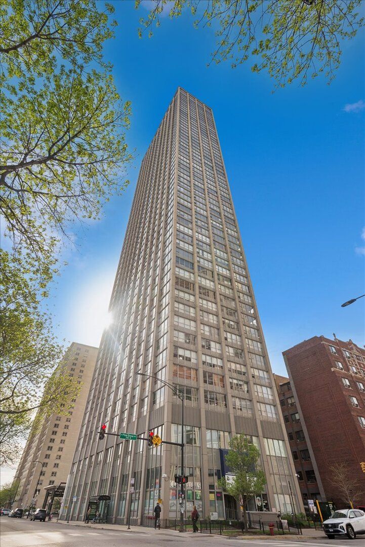 655 Irving Park Road, Chicago, IL 60613