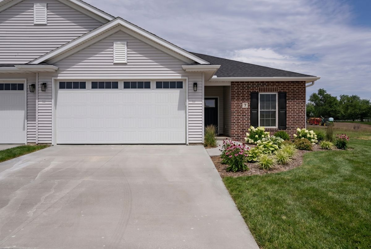 7 FRANK Court, Leclaire, IA 52753