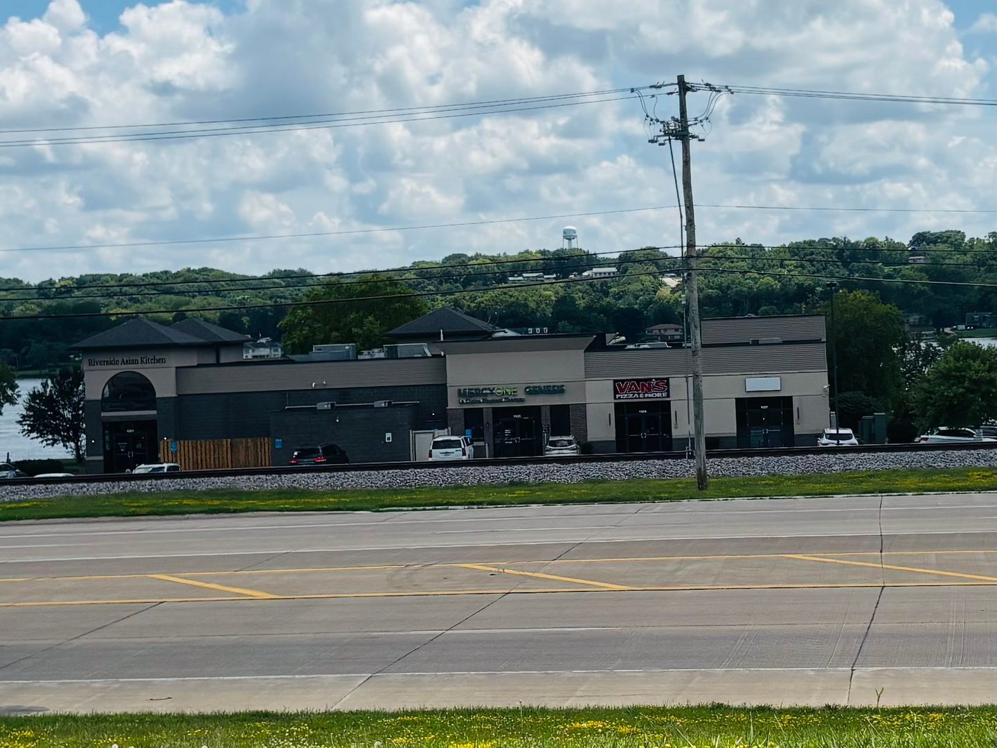 1005 Canal Shore Drive SW — Leclaire, IA 52753