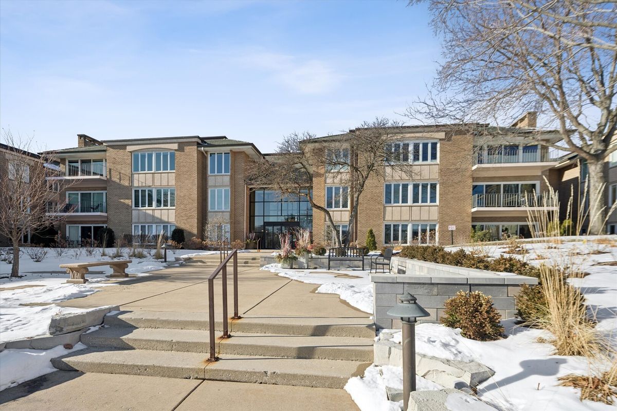 1 Oak Brook Club Drive, Oak Brook, IL 60523