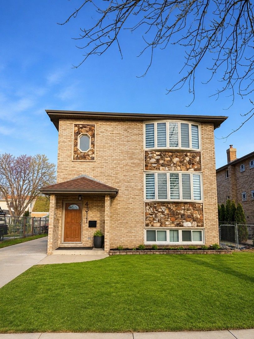 4311 N Grace Street #2 — Schiller Park, IL 60176