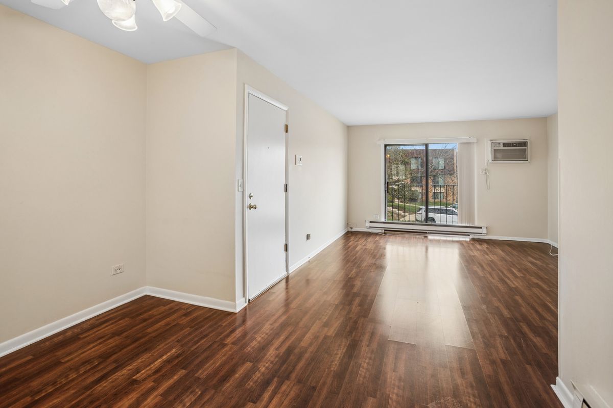 160 WATERS EDGE Drive, Glendale Heights, IL 60139