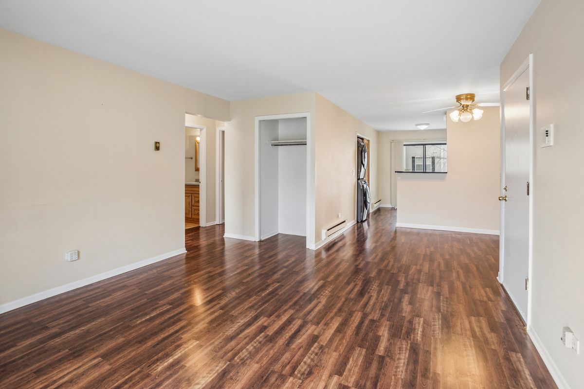 160 WATERS EDGE Drive, Glendale Heights, IL 60139