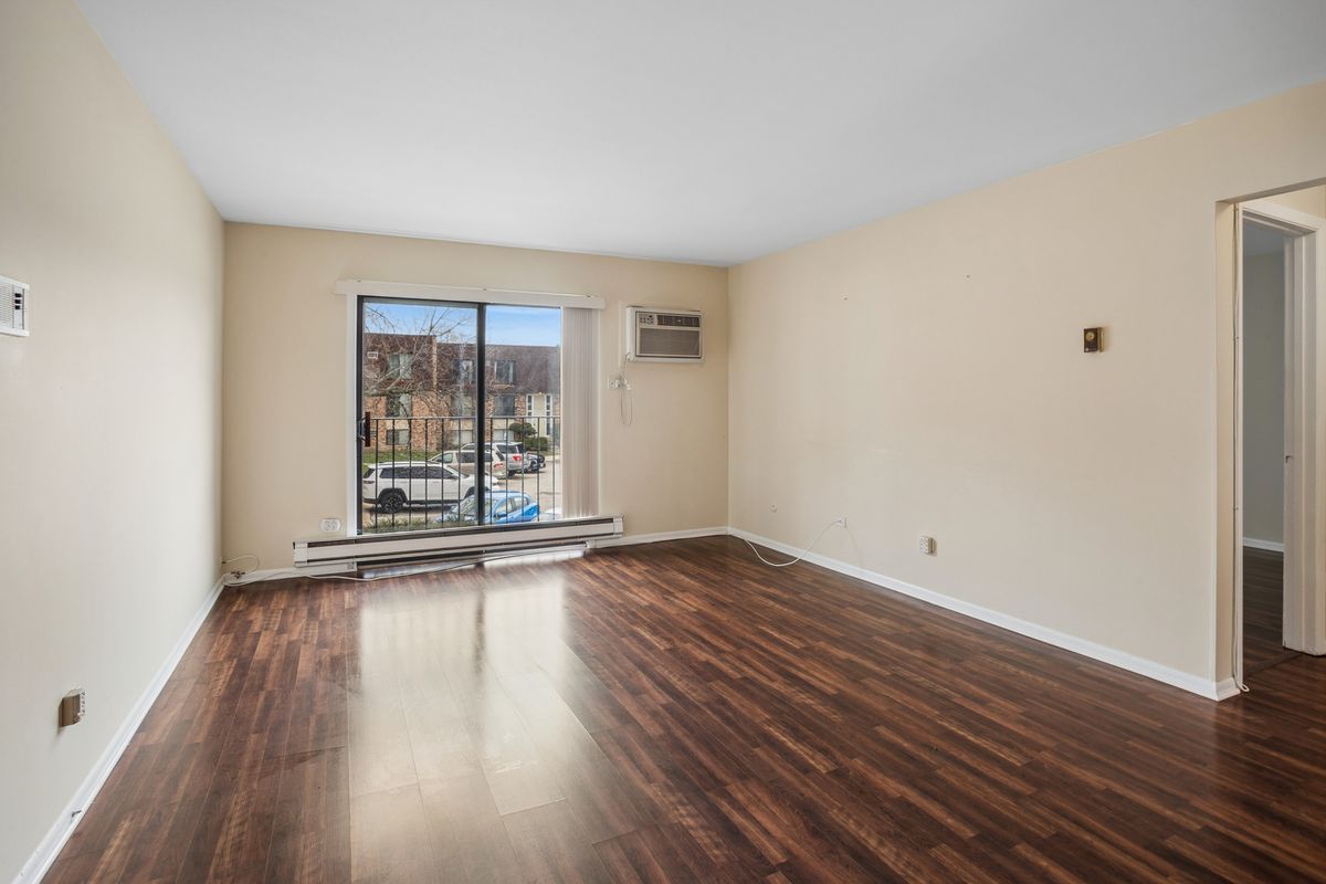 160 WATERS EDGE Drive, Glendale Heights, IL 60139