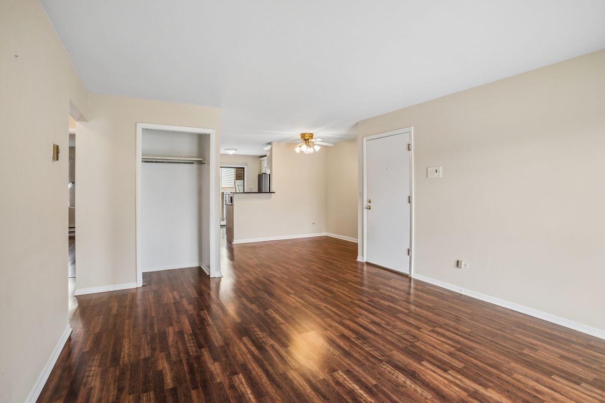 160 WATERS EDGE Drive, Glendale Heights, IL 60139