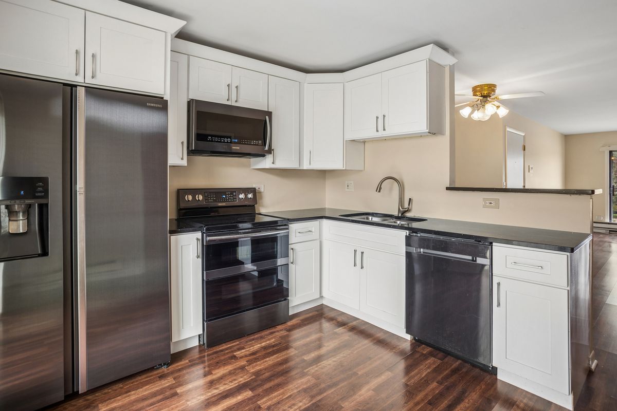 160 WATERS EDGE Drive, Glendale Heights, IL 60139