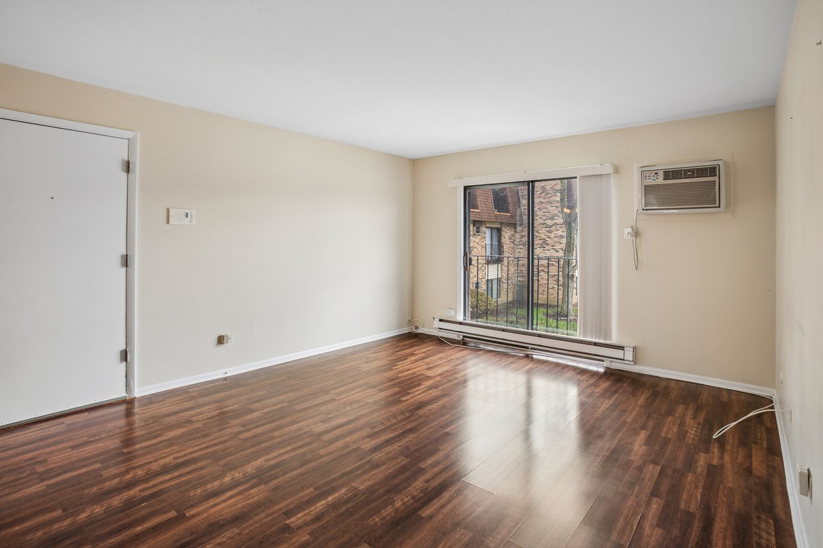 160 WATERS EDGE Drive, Glendale Heights, IL 60139