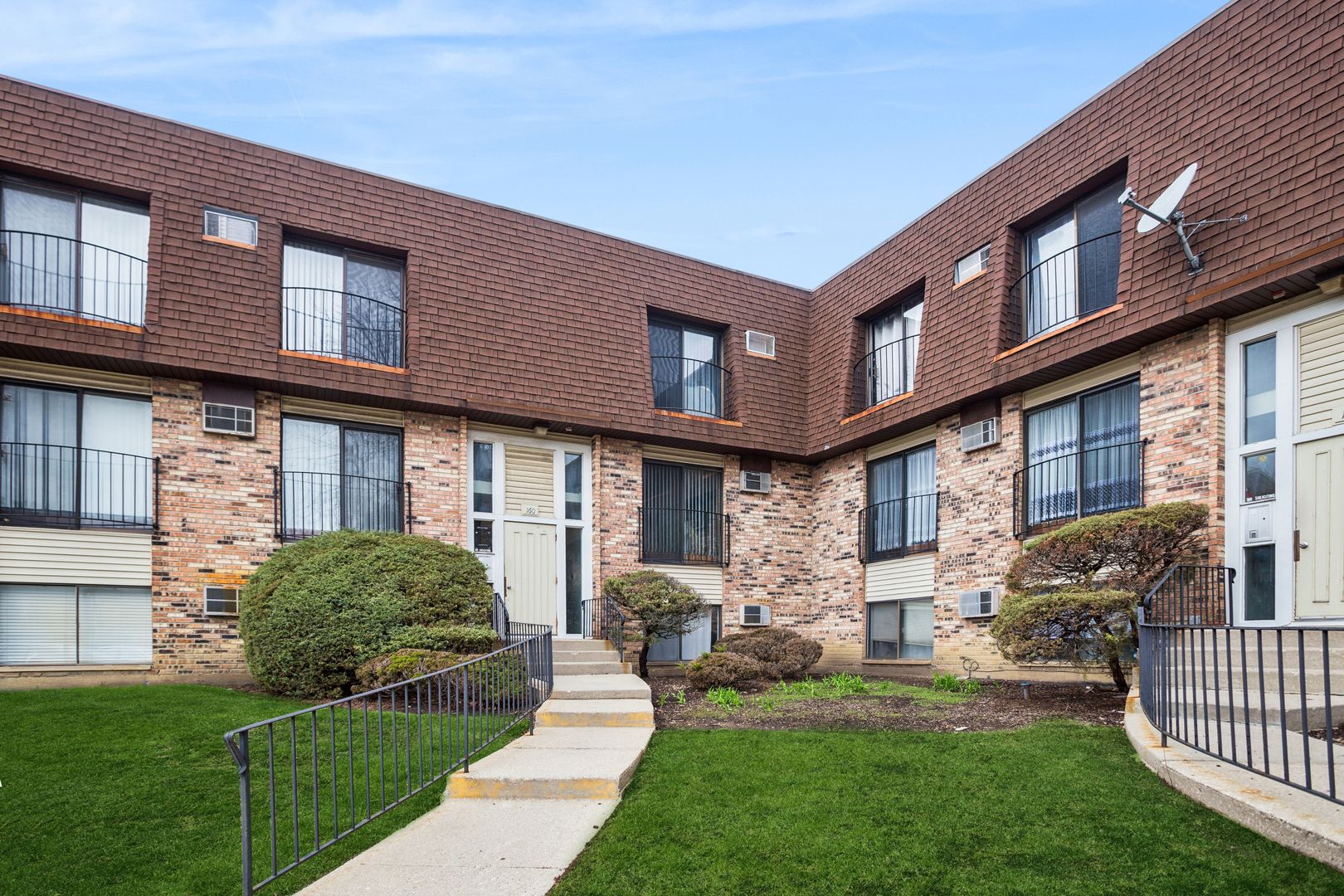 160 S WATERS EDGE Drive #202 — Glendale Heights, IL 60139