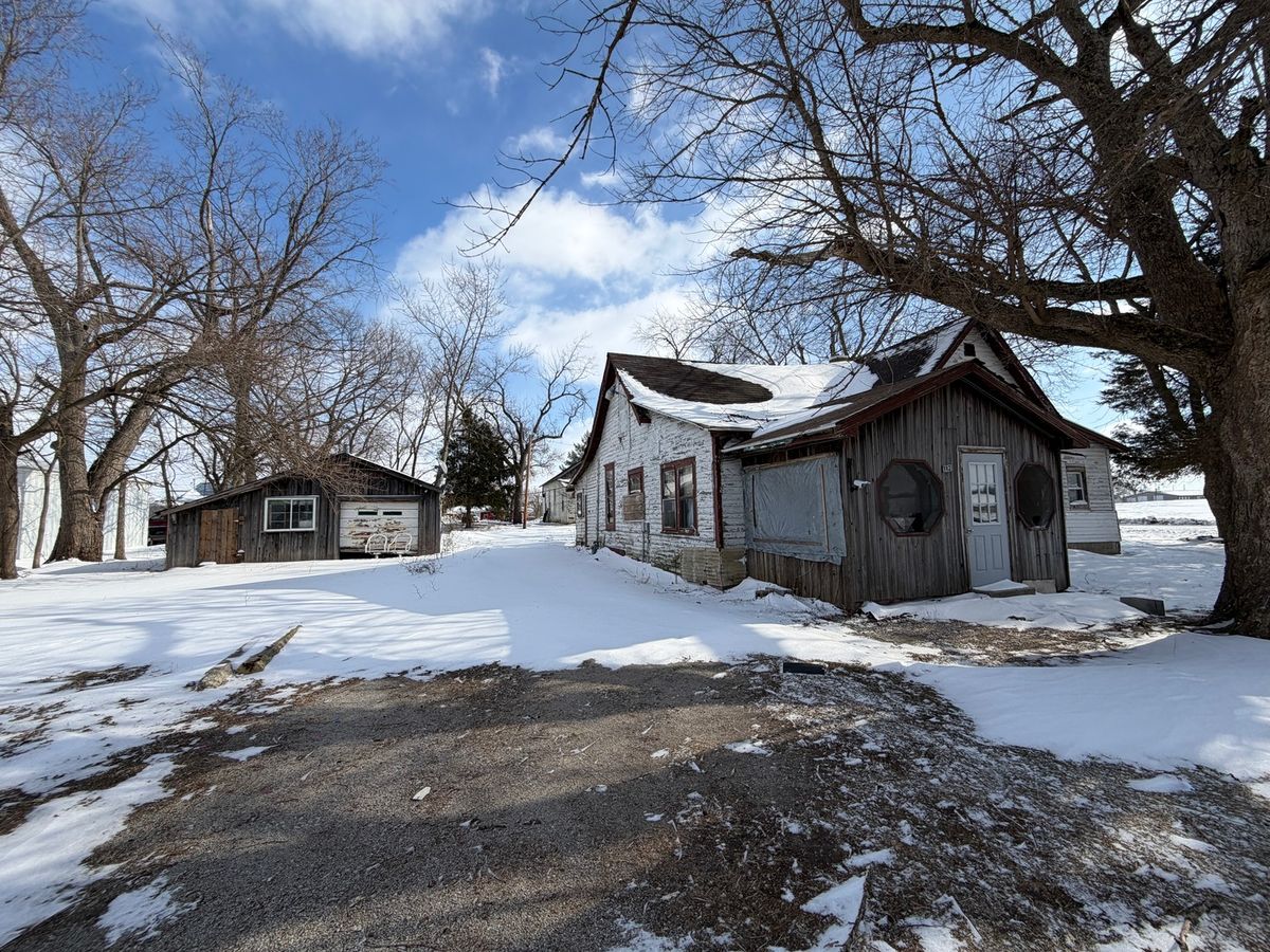 112 Walnut Street, Oakland, IL 61943