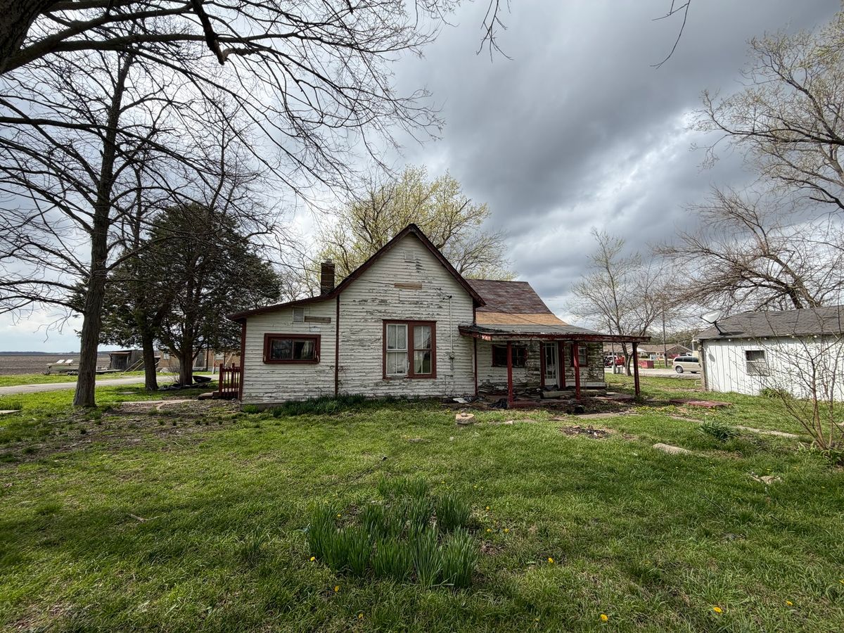112 S Walnut Street, Oakland, IL 61943