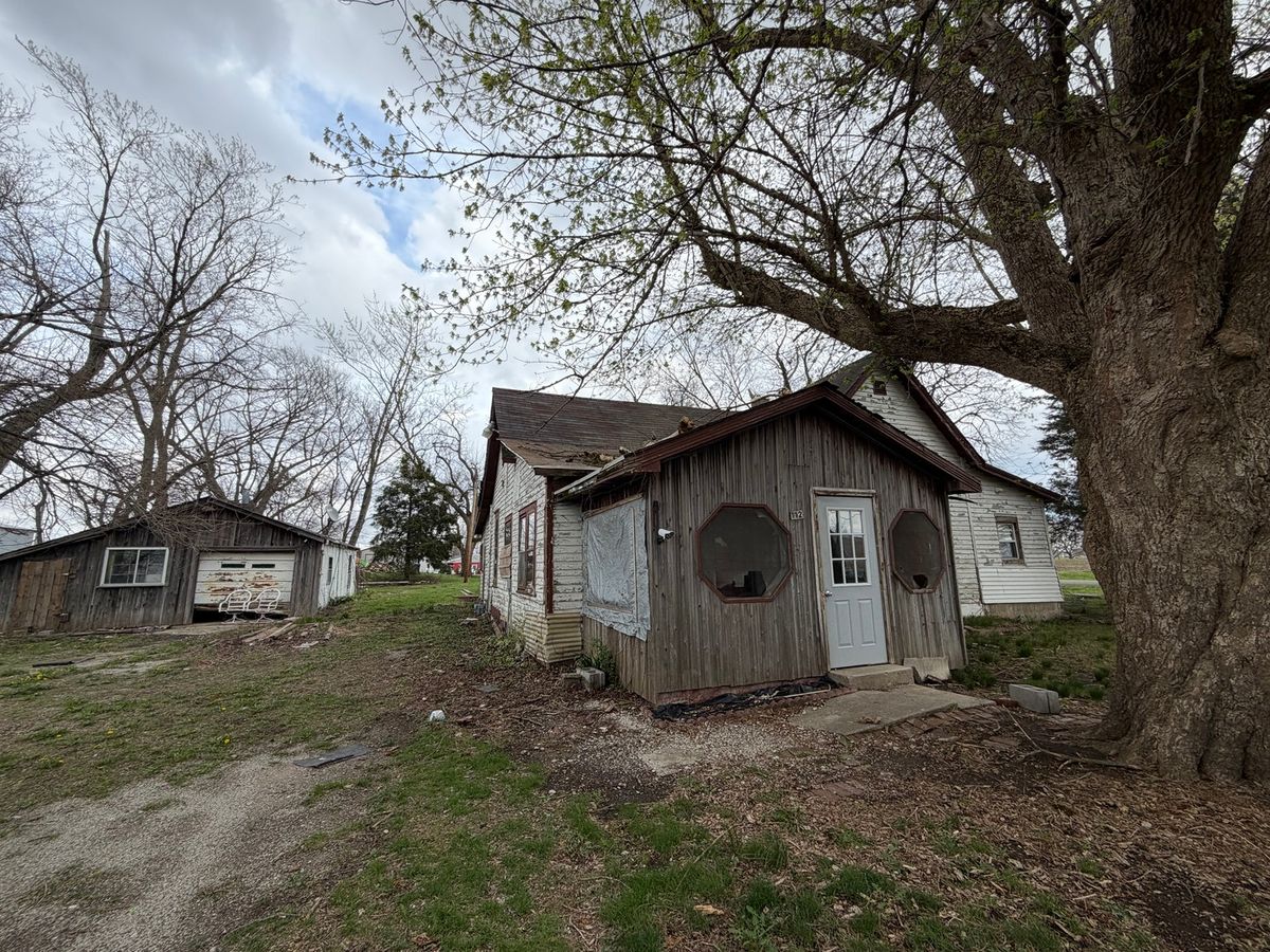 112 S Walnut Street, Oakland, IL 61943