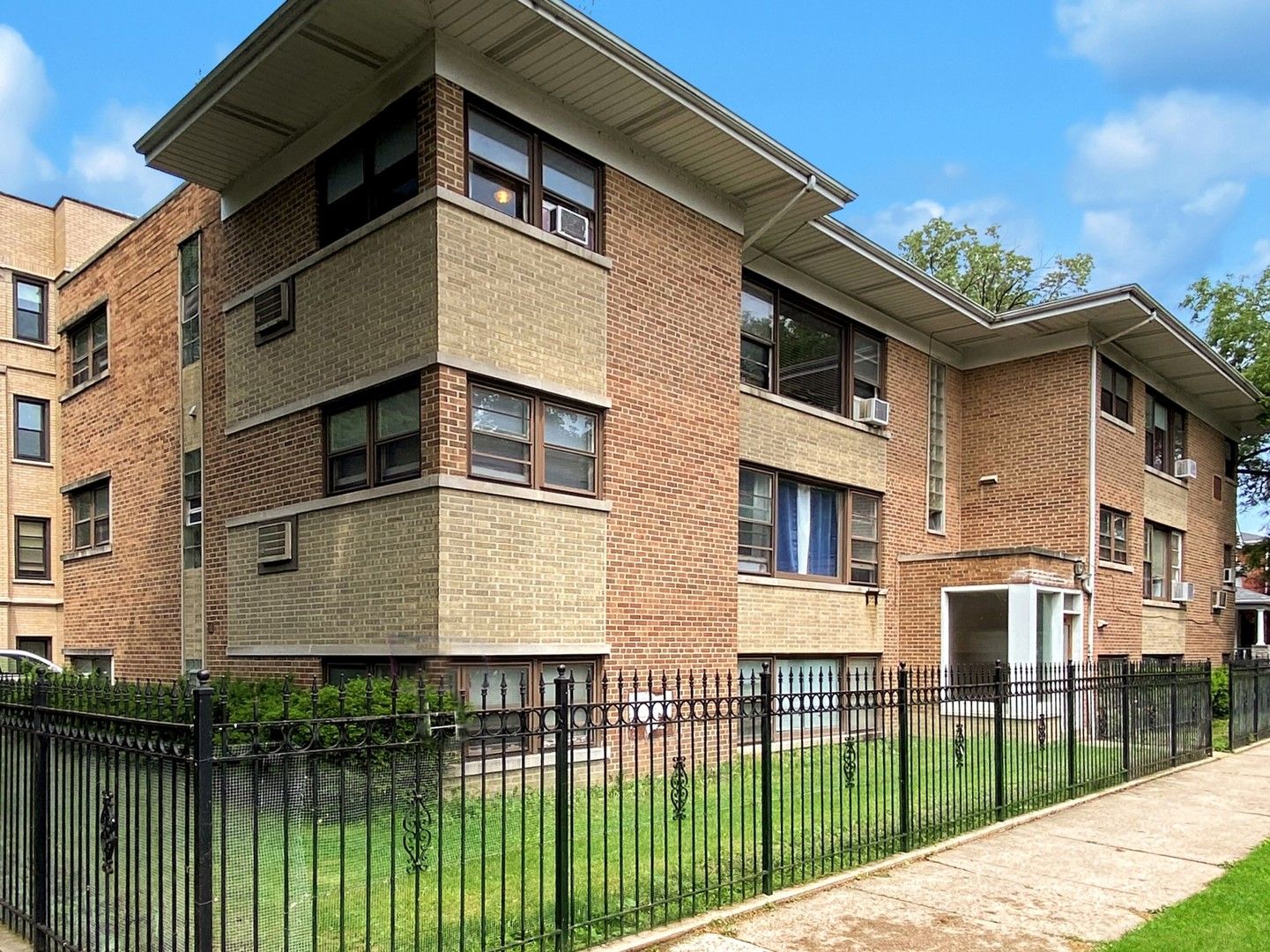 2000 Arthur Avenue — Chicago, IL 60645