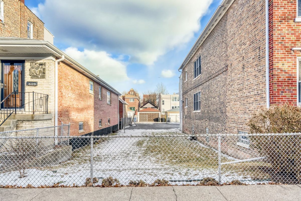 3331 Emerald Avenue, Chicago, IL 60616