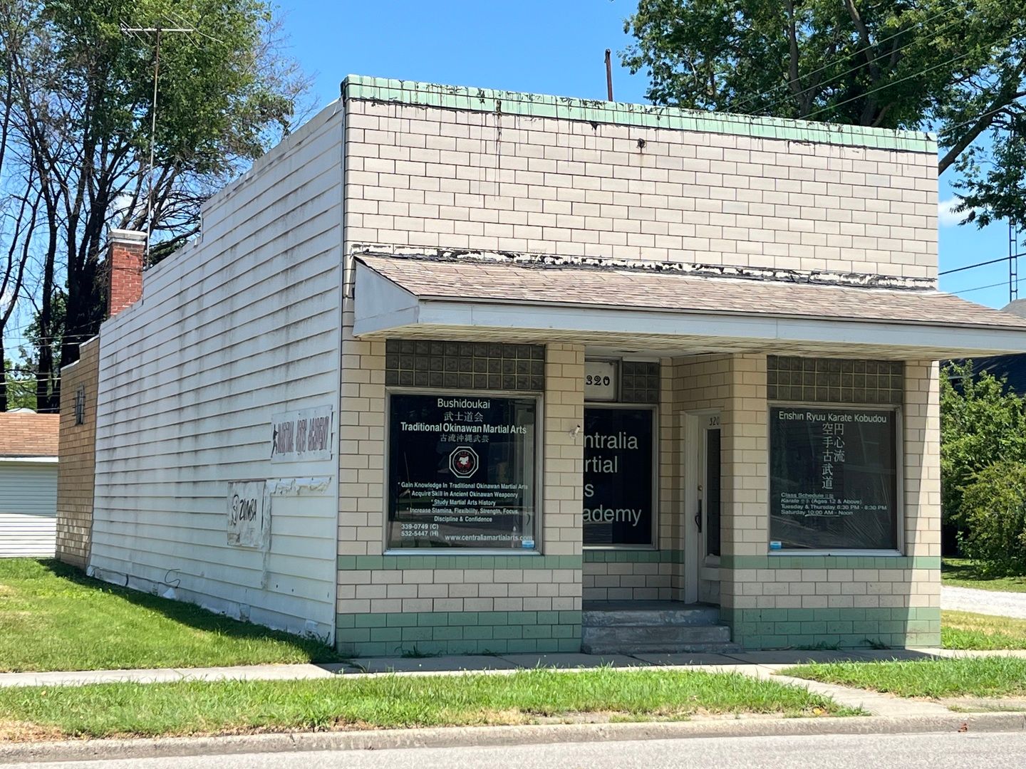 320 W BROADWAY Avenue — Centralia, IL 62801