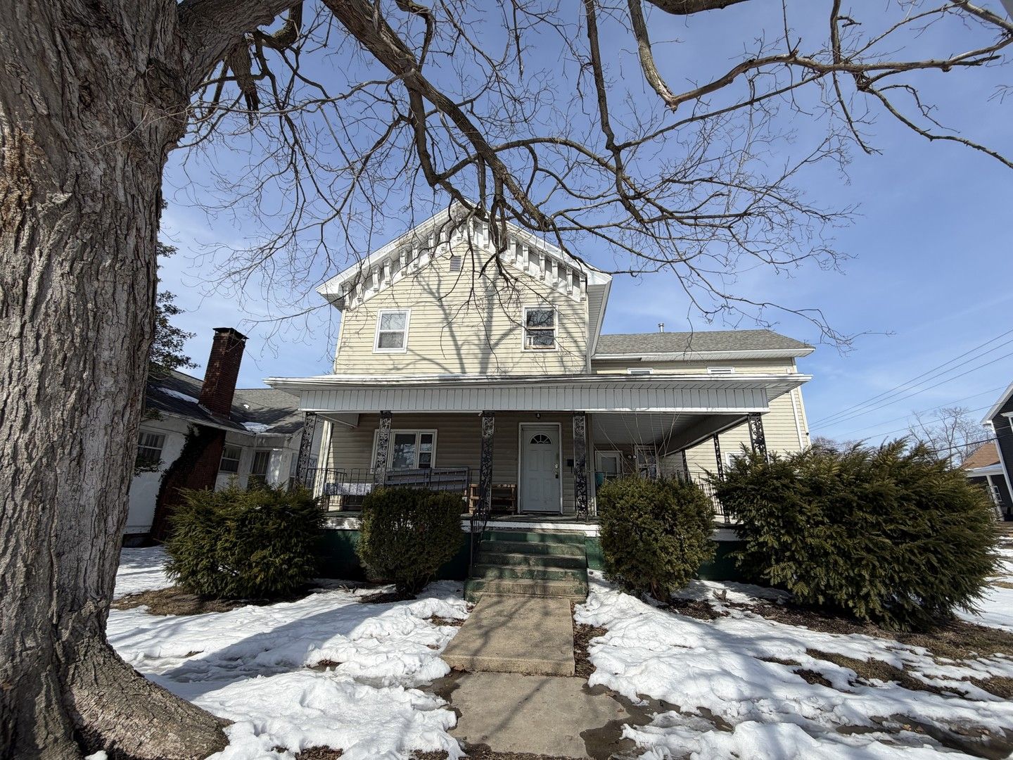 1021 Jefferson Avenue — Charleston, IL 61920