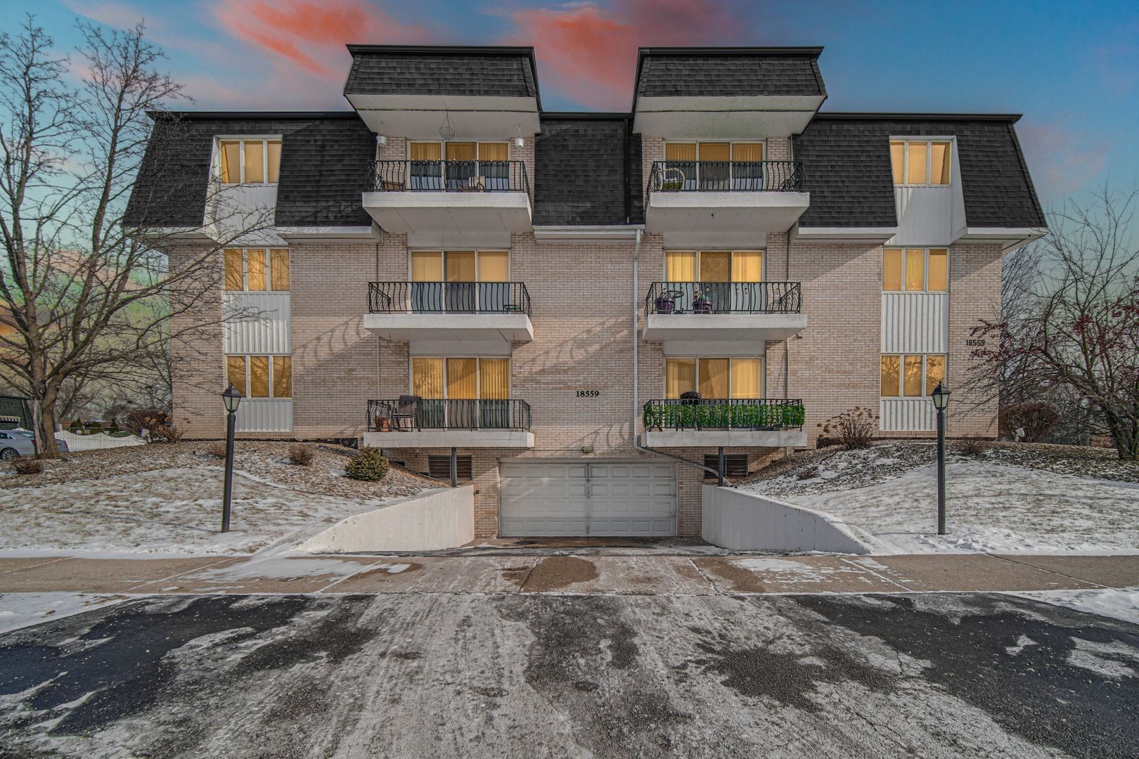 18559 Escanaba Avenue #201 — Lansing, IL 60438