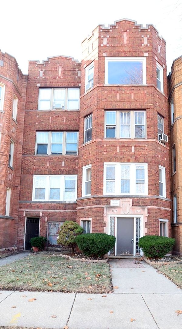 7712 S Ridgeland Avenue — Chicago, IL 60649