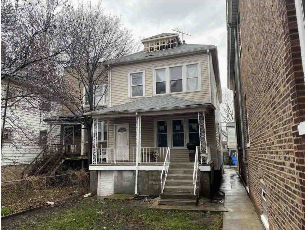 8613 S Houston Avenue — Chicago, IL 60617