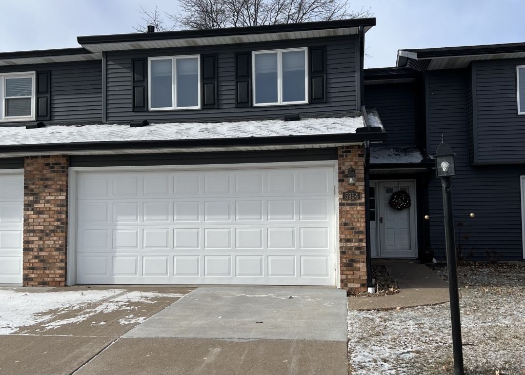 5954 Crow Valley Park Drive, Davenport, IA 52807