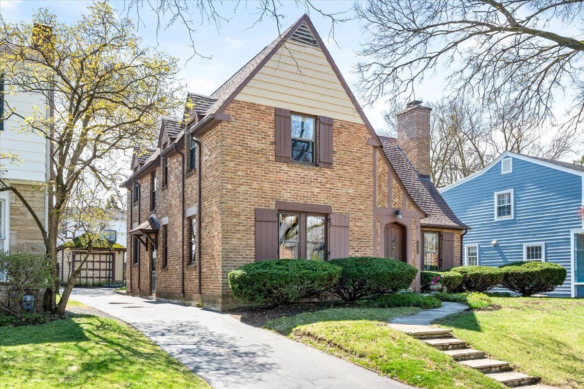 2025 Thornwood Avenue — Wilmette, IL 60091