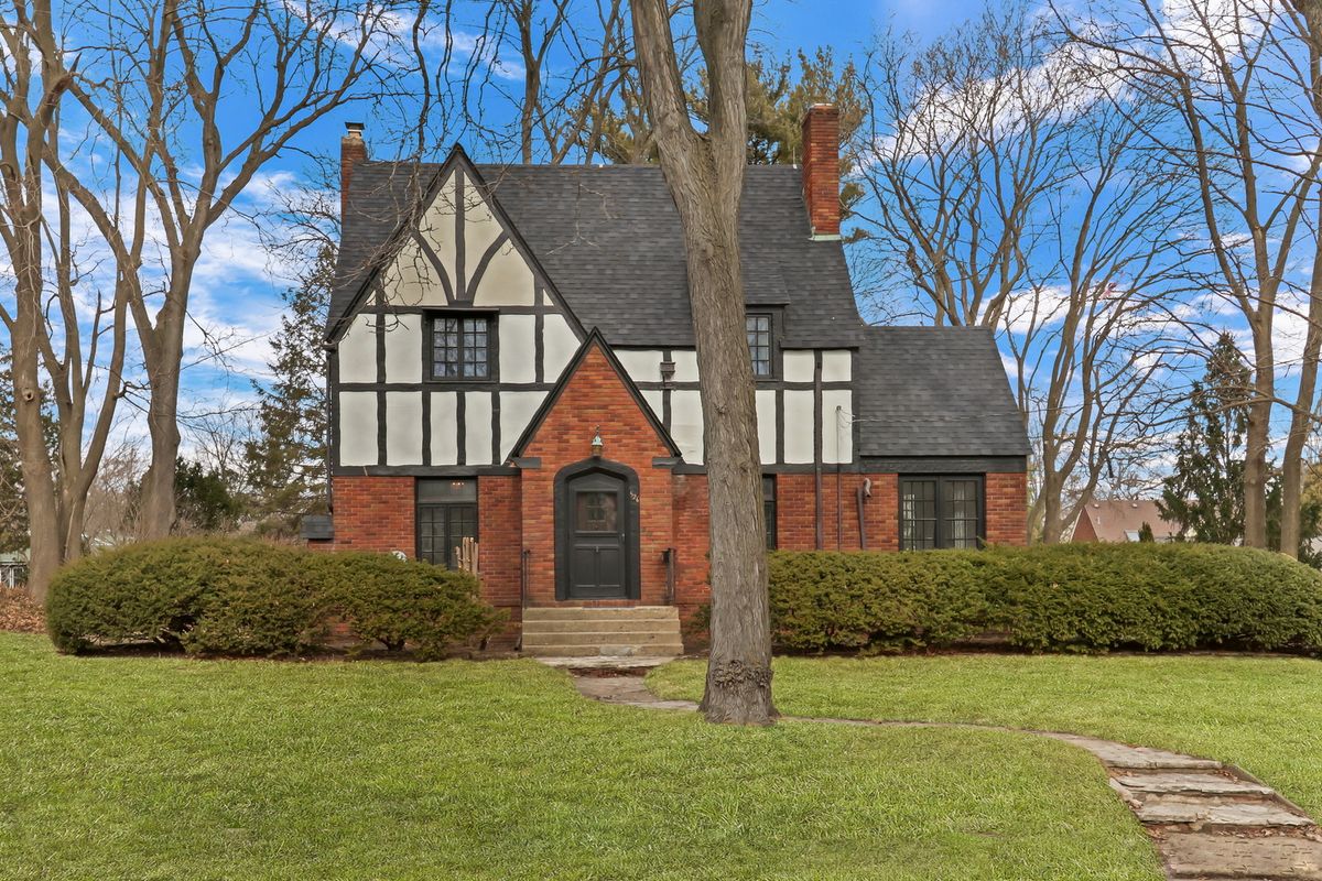 526 Jackson Street, Woodstock, IL 60098