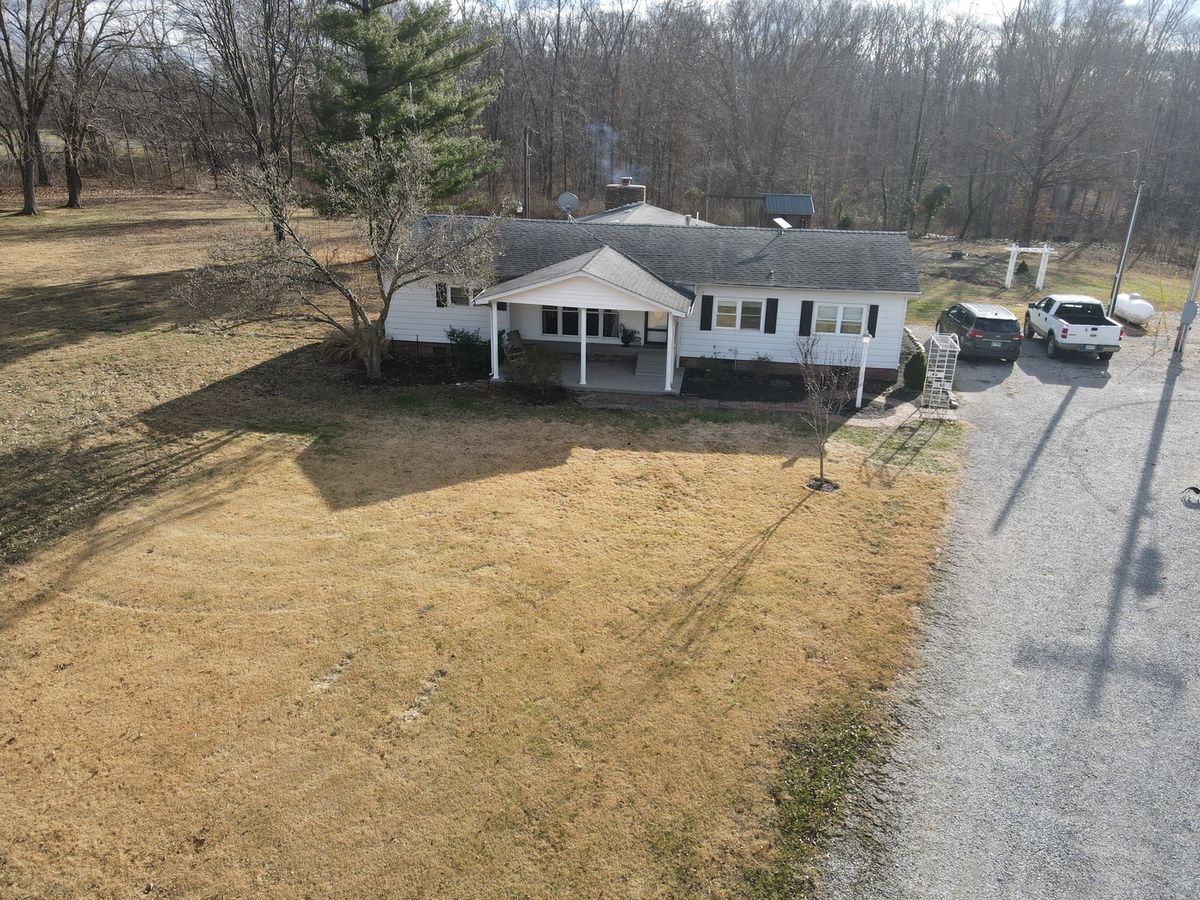 9576 State Route 161 Extension, Iuka, IL 62849