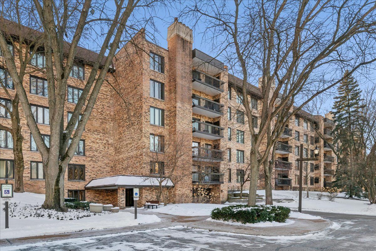 3741 Mission Hills Road #410 — Northbrook, IL 60062