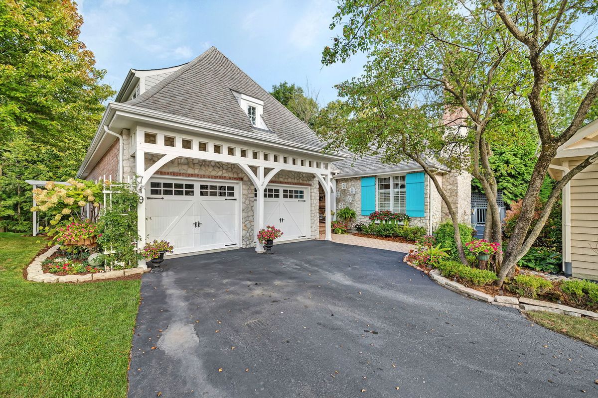 719 Stonebridge Road, Frankfort, IL 60423