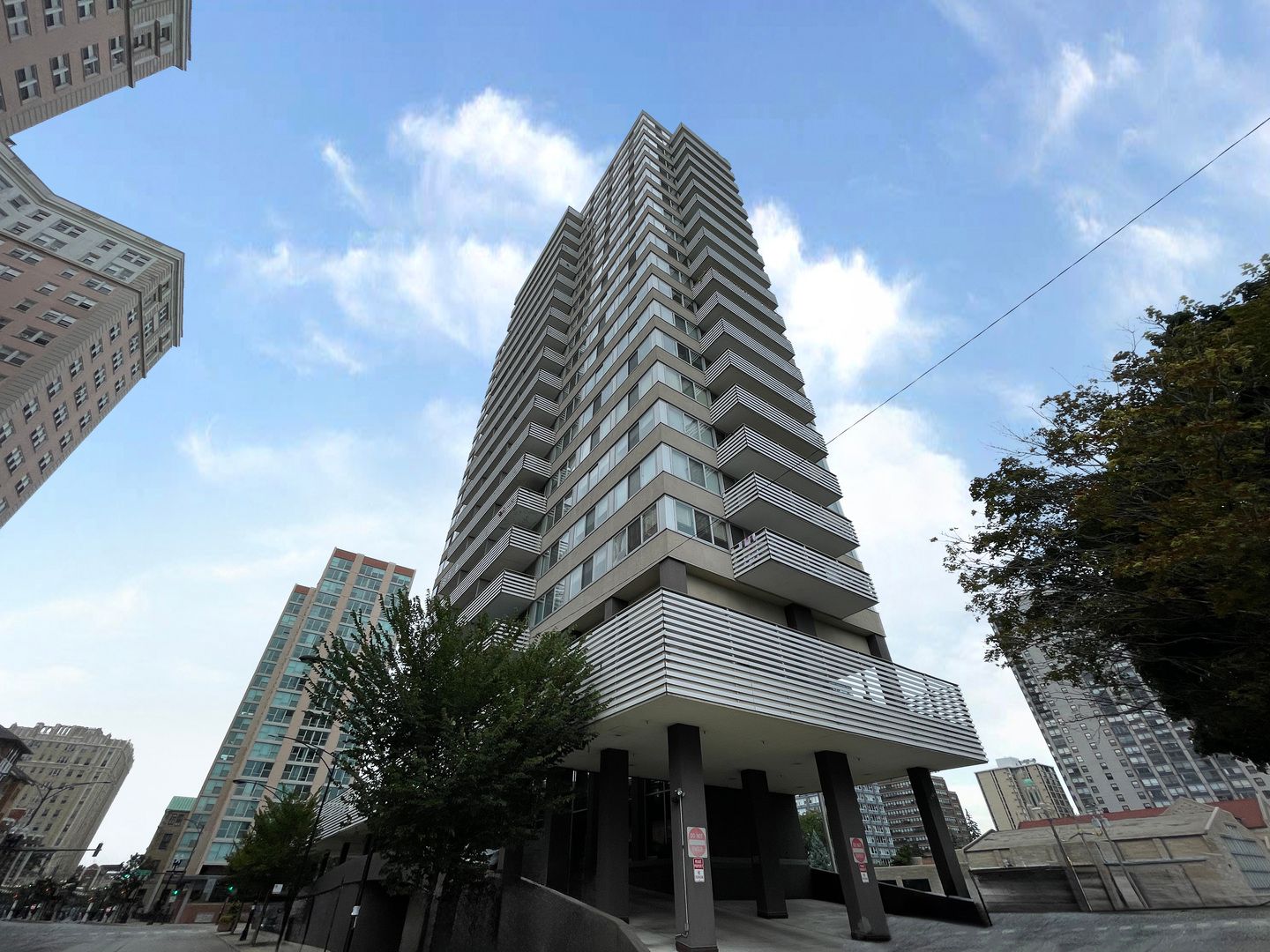 5601 N Sheridan Road #14E — Chicago, IL 60660
