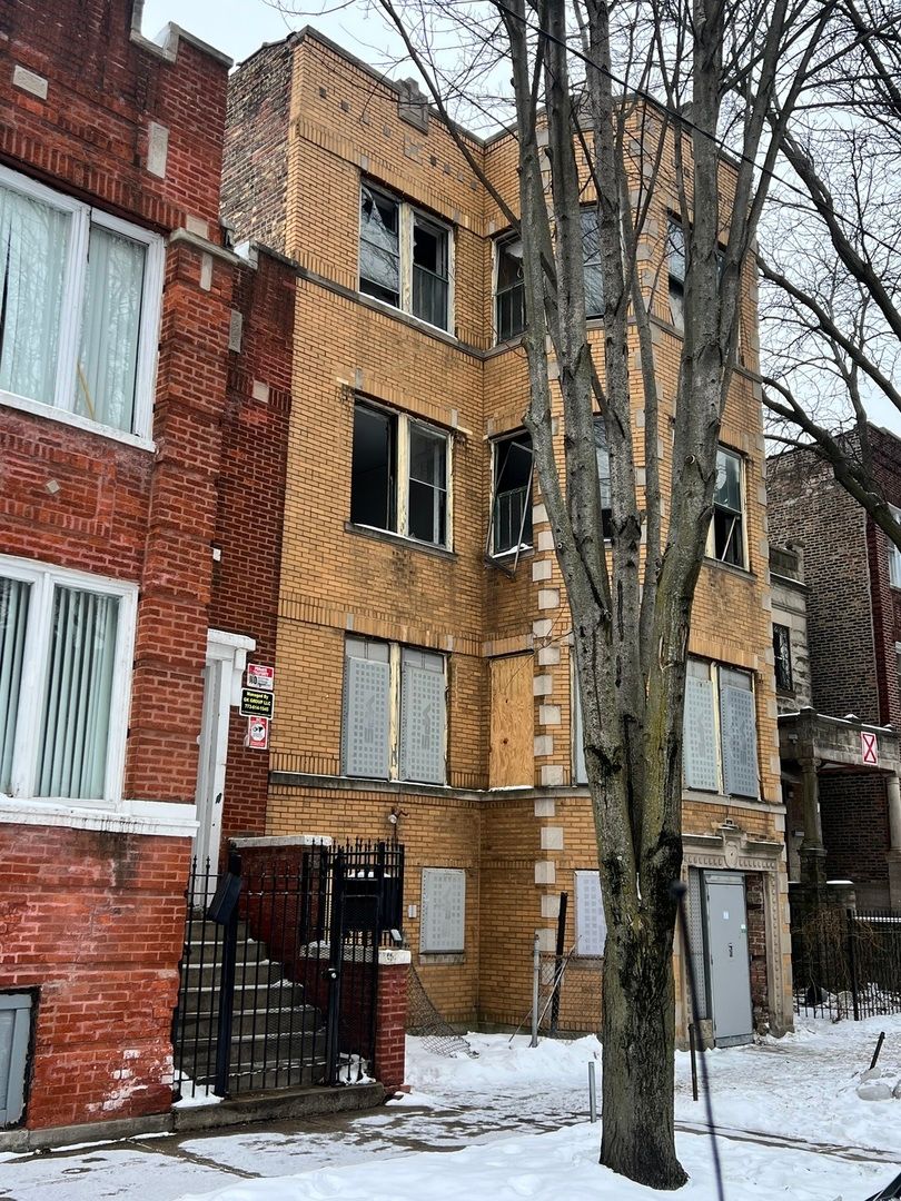 3827 W Fillmore Street — Chicago, IL 60624
