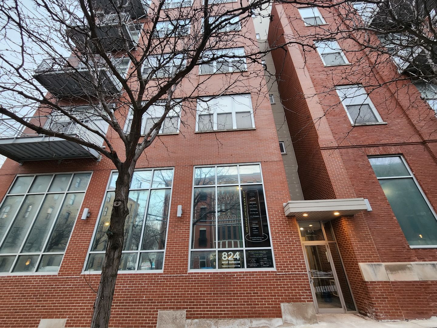 824 W Superior Street #B208 — Chicago, IL 60642